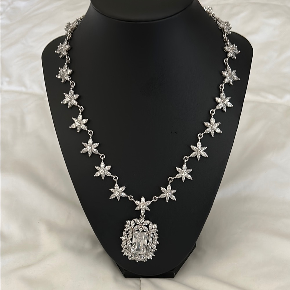 Elegant Silver Floral Necklace